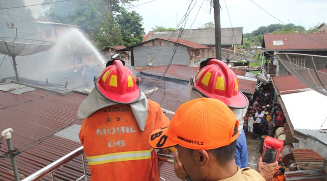 Satu Unit Rumah Terbakar Dikawasan Padat Penduduk Berhasil Dipadamkan