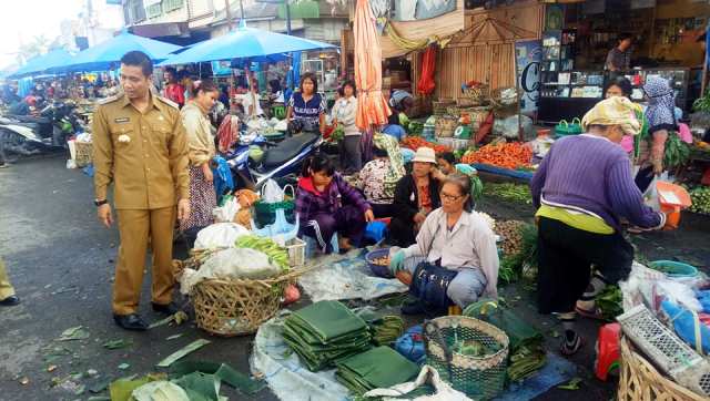 Walikota Pantau Langsung Kegiatan Masyarakat di Sekitar Pasar Dwikora Parluasan