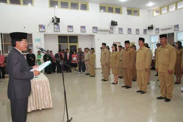 Direktur dan 31 Pejabat RSUD Dr. Djasamen Saragih Dilantik