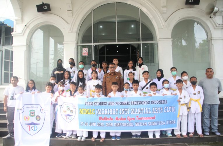Ikut Kejuaraan Piala Wali Kota Medan, 50 Atlet Taekwondo MIMAC Diberangkatkan dari Balai Kota Pematangsiantar
