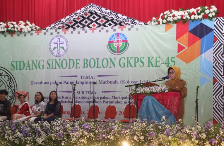Hadiri Pembukaan Sidang Sinode Bolon GKPS, Plt Wali Kota Pematangsiantar Diberi Kejutan Ulang Tahun