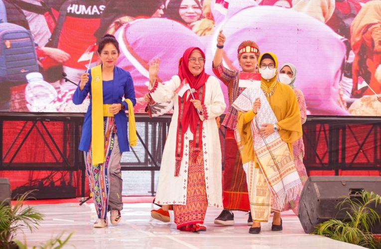 Wali Kota Pematang Siantar Berperan Serta dalam Parade dan Gebyar Berkebaya Nusantara Goes to UNESCO Wilayah Sumut di Medan
