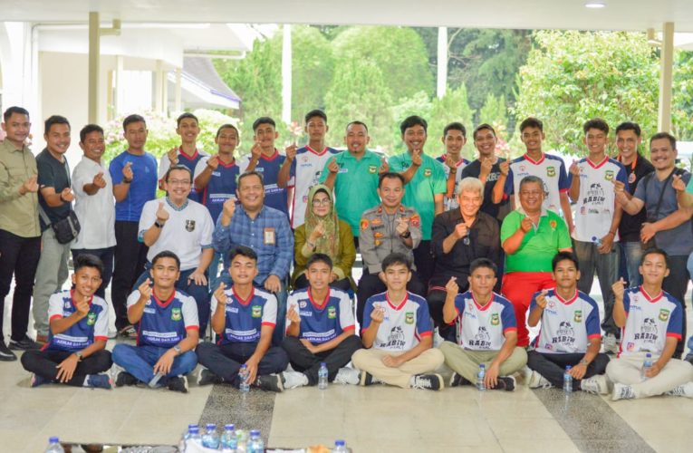 Wali Kota Pematang Siantar Berangkatkan Atlet Futsal ke Kejurda Sumut di Labuhanbatu