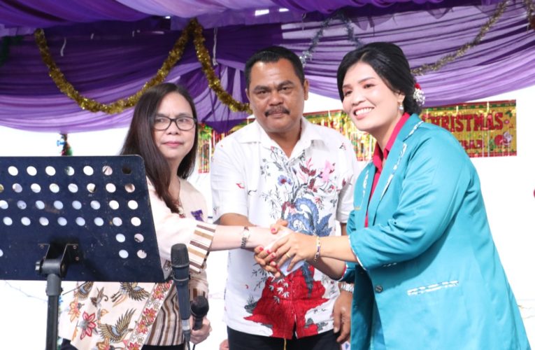 dr Susanti Diwakili Staf Ahli Hadiri Perayaan Natal Keluarga Pedagang Pasar Dwikora dan Pekerja Terminal