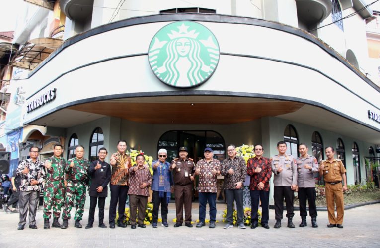 dr Susanti Diwakili Plt Kadis Koperasi, UKM, dan Perdagangan Bersama Ketua Dekranasda Sambut Baik Dibukanya Gerai Starbucks di Pematang Siantar
