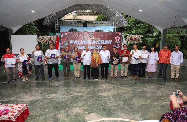 dr Susanti Serahkan Piagam Penghargaan kepada 117 Pendonor Darah Sukarela PMI Pematang Siantar