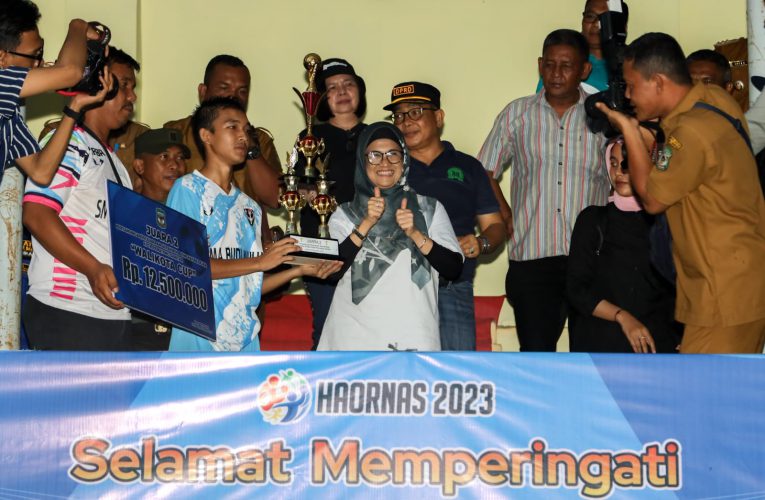 dr Susanti Bersama 5 Ribuan Masyarakat Saksikan Pertandingan Final Wali Kota Cup 2023, Dimenangkan SMAN 1